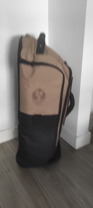 Maleta de viaje beige y negra con ruedas