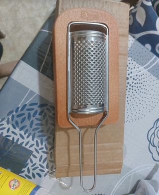 Grattugia in metallo e legno