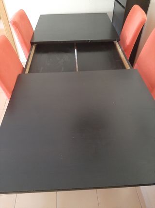 Mesa comedor negra con 4 sillas rojas