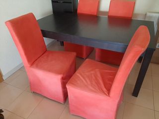 Mesa comedor negra con 4 sillas rojas