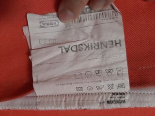 Mesa comedor negra con 4 sillas rojas