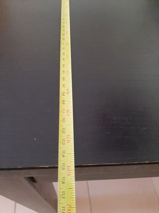 Mesa comedor negra con 4 sillas rojas