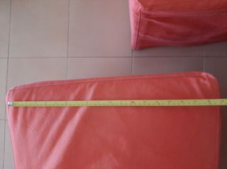 Mesa comedor negra con 4 sillas rojas