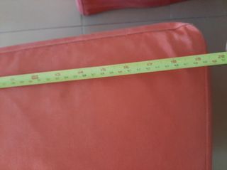 Mesa comedor negra con 4 sillas rojas