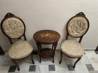 Mesita de marquetería y dos sillas