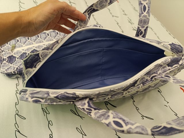 Bolsas azules y blancas con estampado