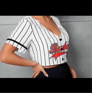 Camiseta corta estilo béisbol