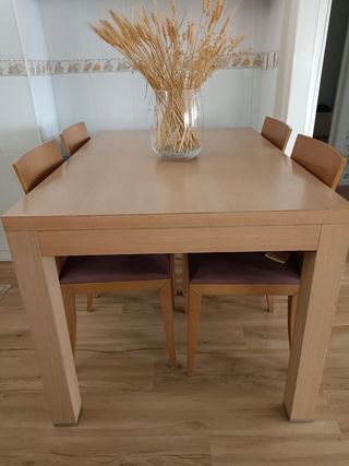 Mesa de comedor de madera