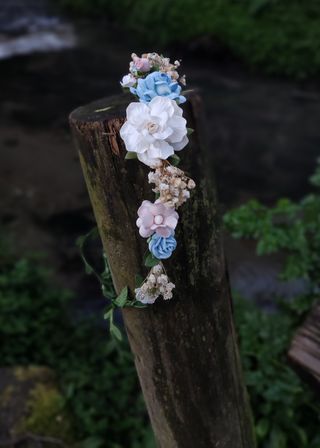 Corona flores azul, rosa y blanca