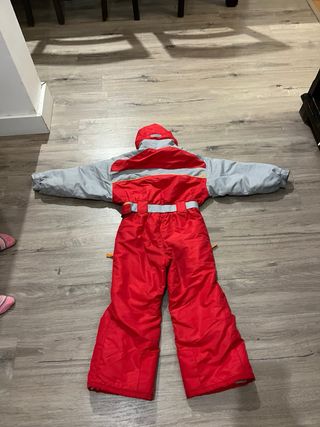 Mono de esquí rojo y gris para 4 años