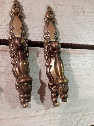 Tiradores antiguos de metal