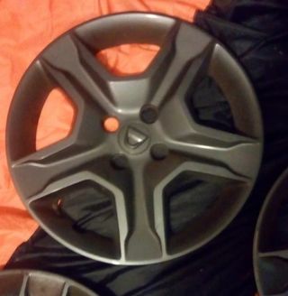 Tapacubos Dacia Sandero (1 unidad)