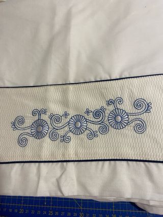 Conjunto de lençóis com bordado azul