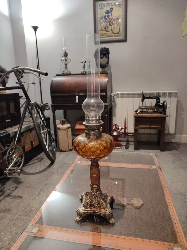 Quinqué o lámpara de petróleo antigua