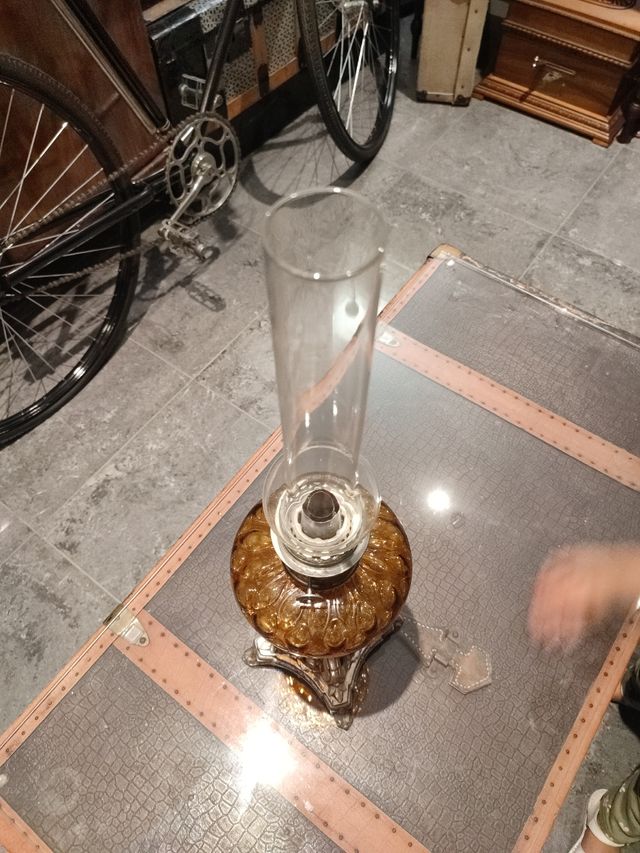 Quinqué o lámpara de petróleo antigua