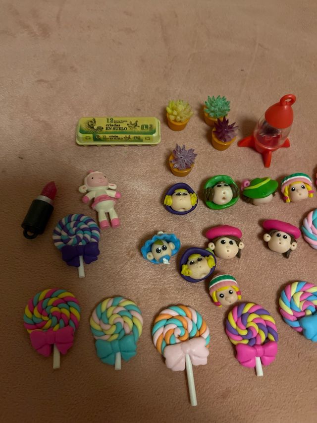 Lote de miniaturas: figuras, caramelos y más