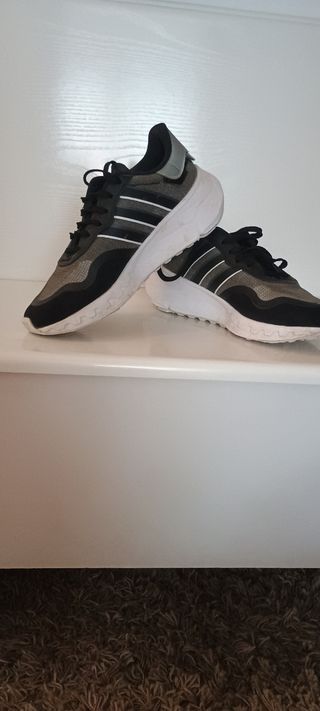 Zapatillas Adidas Negras y blancas.Talla 38.5