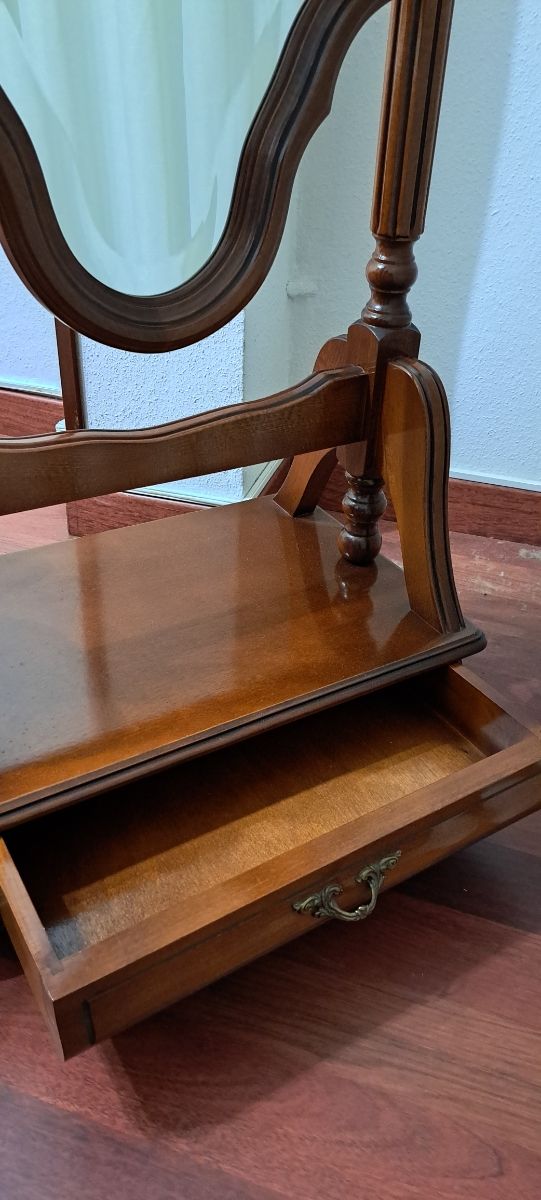 Espejo de pie clásico con cajón, bien cuidado.