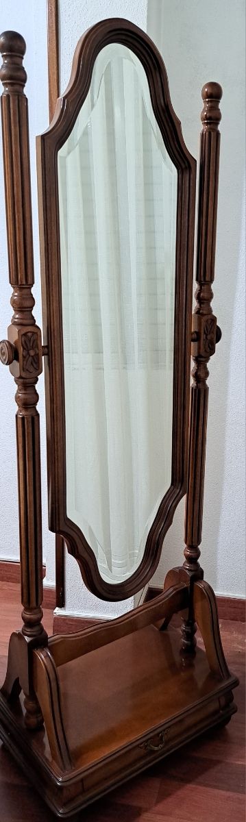 Espejo de pie clásico con cajón, bien cuidado.