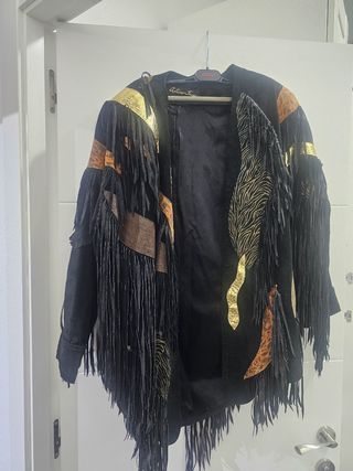 Chaqueta Negra con Flecos y Detalles Dorados
