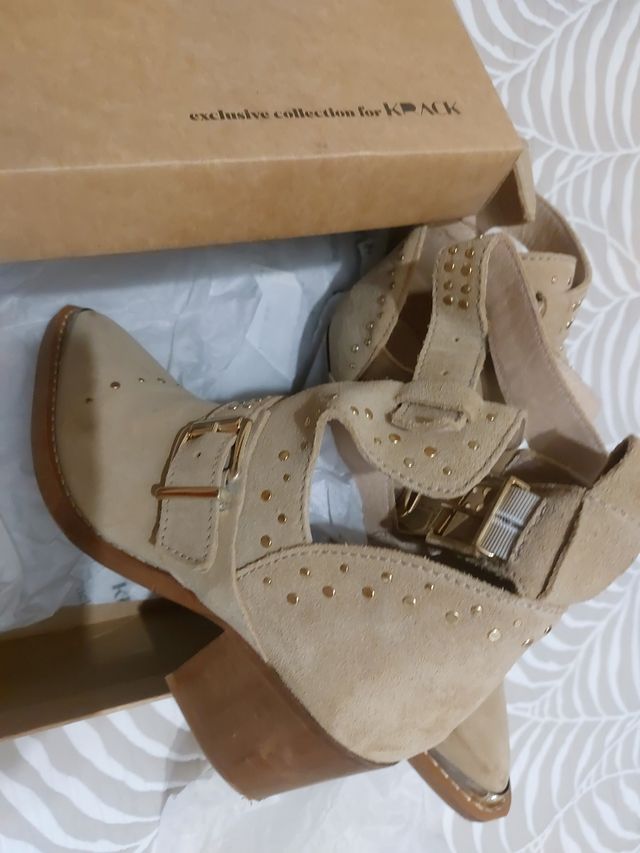 Botines Rocio Camacho Beige Tachuela Dorada