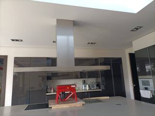 Elevador de tijera rojo