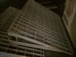 2 pedane in ferro zincato con grigliato