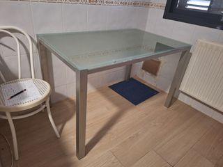 Mesa de cristal y aluminio gris