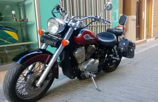 Moto Honda Shadow 600. Custom roja y negra. ITV'27