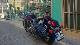 Moto Honda Shadow 600. Custom roja y negra. ITV'27