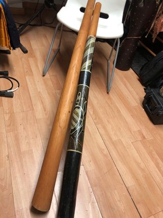 Pareja de didgeridoos de madera de teca