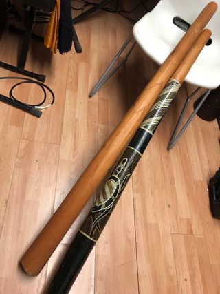 Pareja de didgeridoos de madera de teca