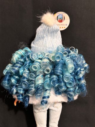 Muñeca Rainbow High pelo azul .
