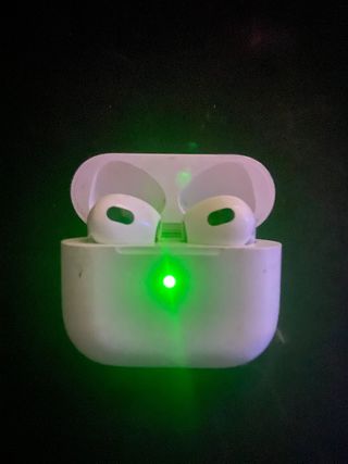 Airpods con funda de camuflaje 40 euros negociable