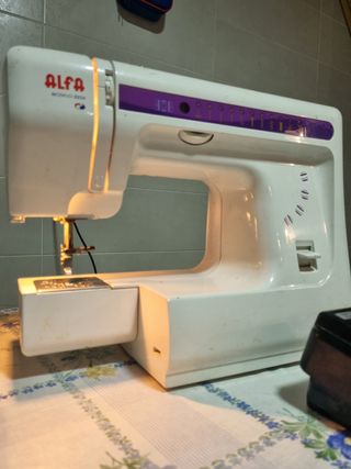 Máquina de coser Alfa Modelo 8804