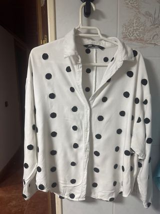 Camisa Zara lunares negros blanca