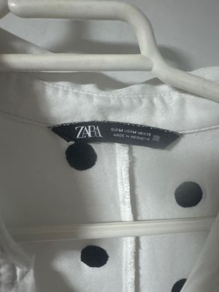 Camisa Zara lunares negros blanca