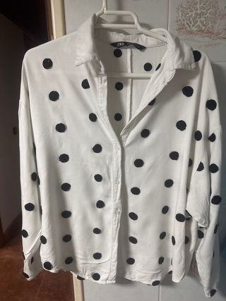 Camisa Zara lunares negros blanca