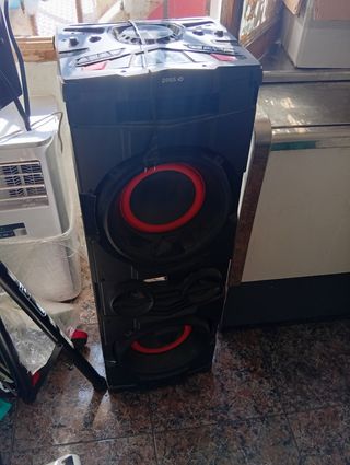 Altavoz grande negro y rojo venir y ver sin compro