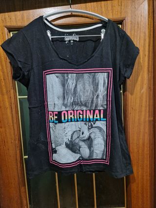 Diferentes camisetas L-XL por 1 euro la unidad 
