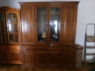 Armario armero de madera con puertas de cristal. 
