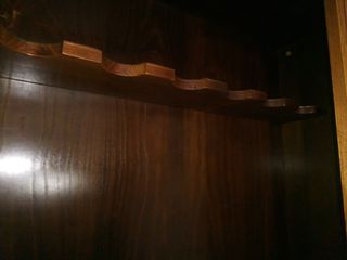 Armario armero de madera con puertas de cristal. 