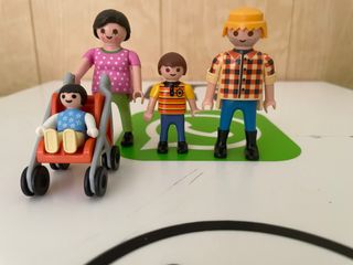 Familia Playmobil con carrito