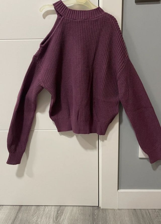 Jersey rosa cuello alto con hombro descubierto