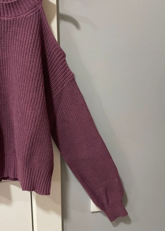 Jersey rosa cuello alto con hombro descubierto