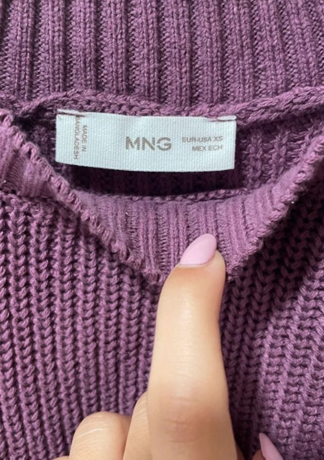 Jersey rosa cuello alto con hombro descubierto