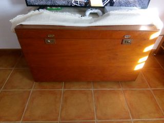 Baúl de madera con cerradura