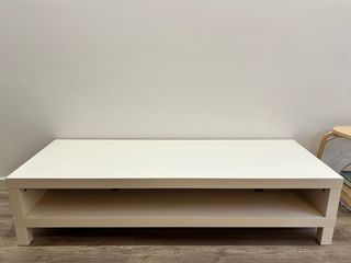 Mesa auxiliar blanca de madera