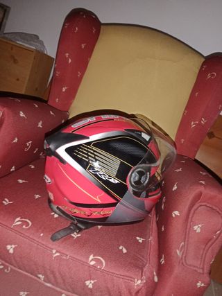 Casco de moto rojo