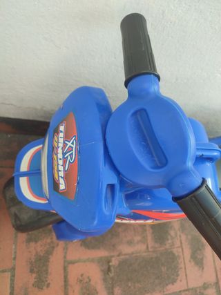 Moto de juguete azul sin pedales Injusa